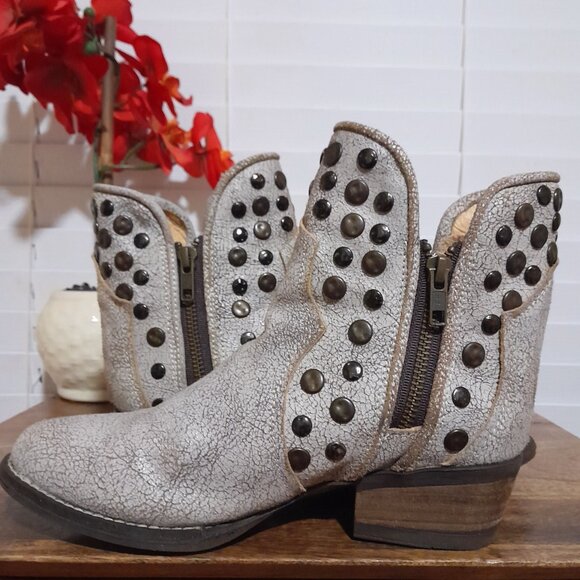 Distressed White Leather Metal Studs Corky's Girl Ankle Boots Size 7 PREOWNED - Picture 9 of 10